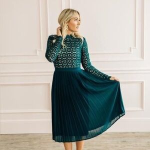 Ivy City Co Arabella Lace Dress in Hunter Green size medium